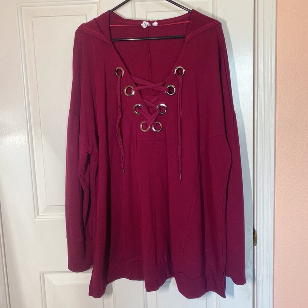NWOT Cable & Gauge Maroon Grommet Lace Up Top with Hoodie Long Sleeves | 2X